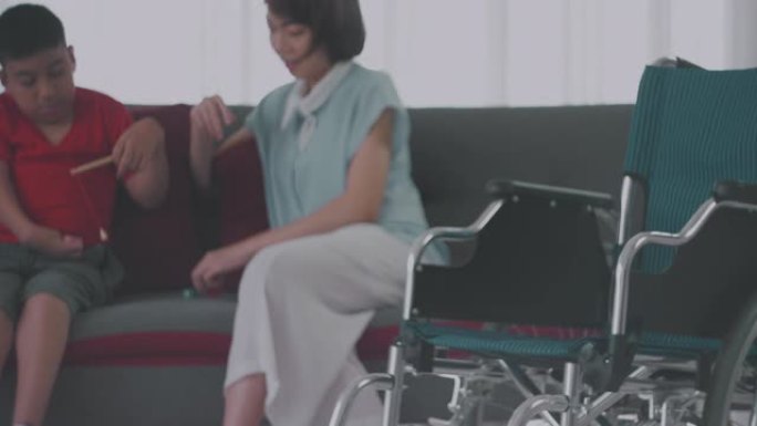 轮椅: 残疾人特写关爱困难