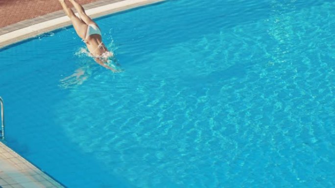 超级SLO MO女子跳进游泳池