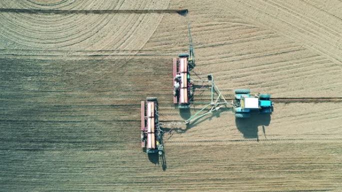 农用车正在田间播种俯视图