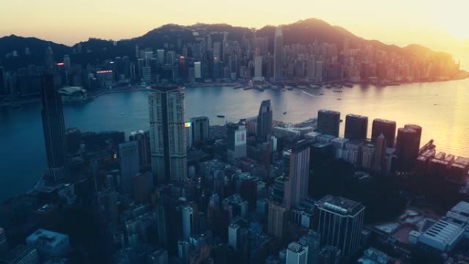 日落时香港城市的无人机景观