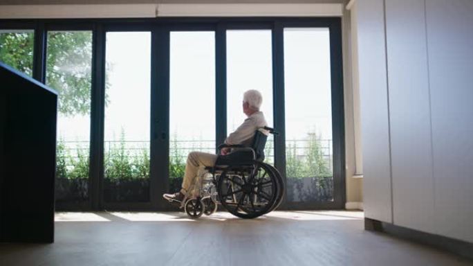4k视频片段，一名老人从轮椅上欣赏美景