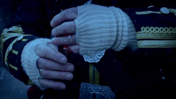 一名男子在《黄昏降雪》中吹奏风笛