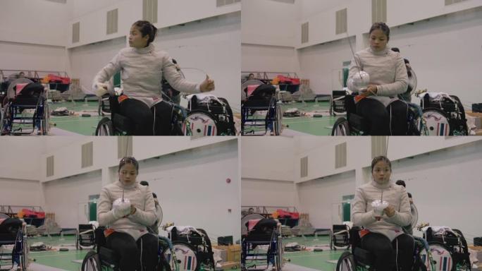 女轮椅击剑运动员整理制服。