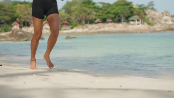 女人在沙滩上慢跑海滨锻炼健身运动阳光活力