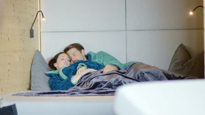 床上的夫妇旅馆夫妻感情和睦爱情