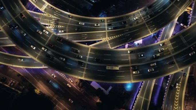 夜间立交桥和城市交通的T/L俯视图