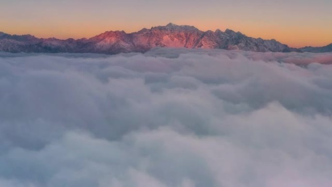 日出时的雪山云瀑是世界上最迷人的风景