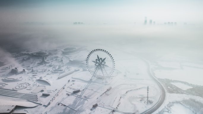 4K哈尔滨冰雪大世界摩天轮城市平流雾航拍