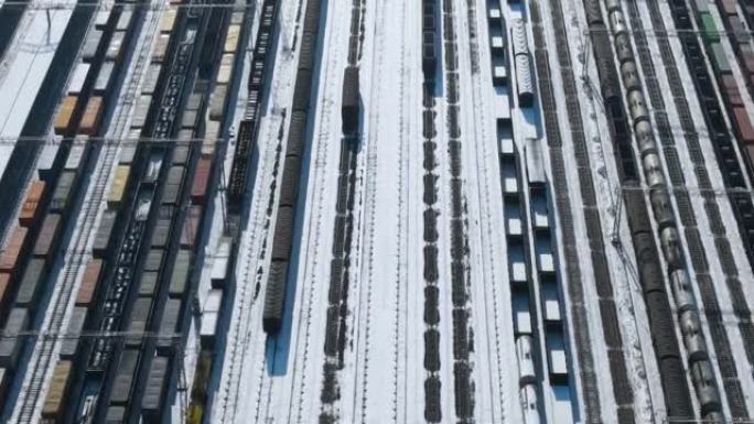 冬季货运列车和火车站的鸟瞰图