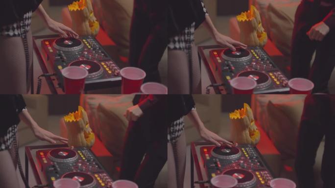 万圣节派对上面目全非的女人dj