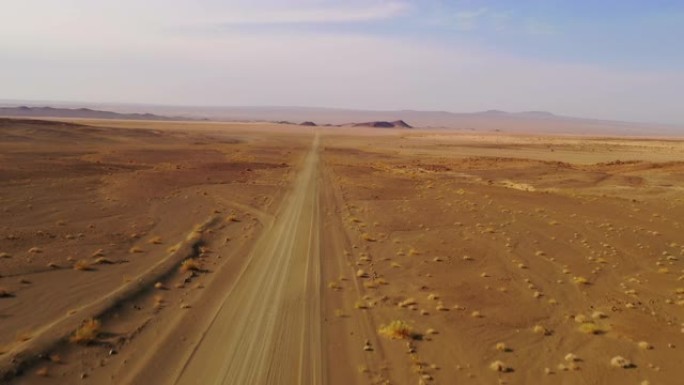 非洲纳米比亚阳光明媚的偏远沙漠中的WS沙路