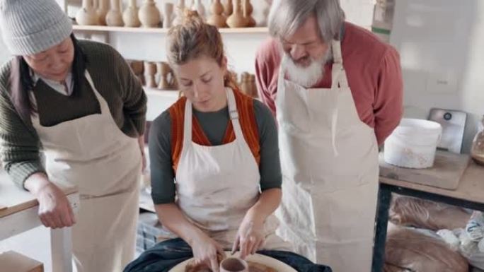 陶器，小组和老师在工作室或工作室中与教练，教练或培训师一起学习粘土。课程，艺术和人练习爱好，艺术或手