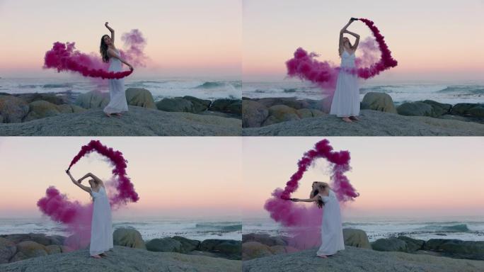 女子手持粉红色烟雾弹清晨在海滩上跳舞庆祝创意自由