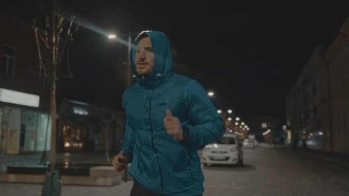 男子晚上在城市街道上慢跑