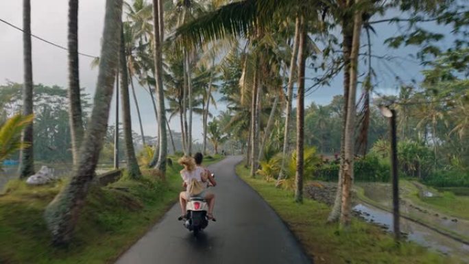 旅行情侣骑摩托车在热带岛屿上探索美丽的旅行目的地在晨雾中骑摩托车