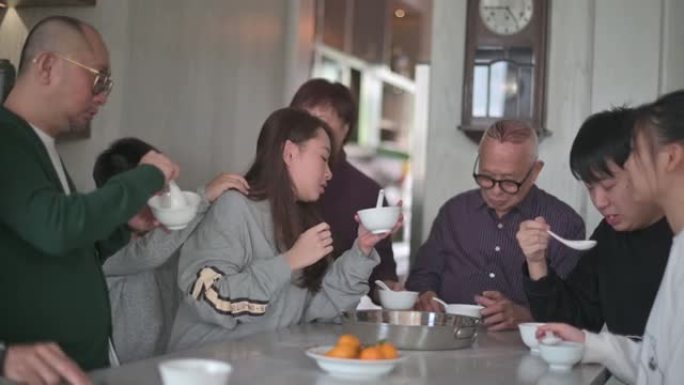 中国多代家庭在冬至春节期间享用糯米球汤圆甜点