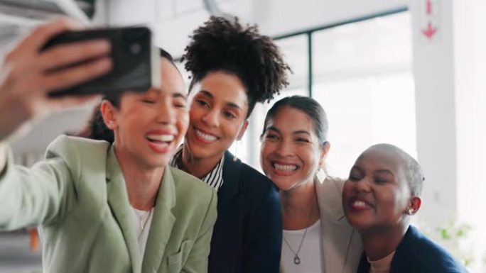 自拍，朋友和商务与一个黑人女性团体一起在办公室里合影留念。社交媒体，与女性同事的伙伴关系和团队合作合