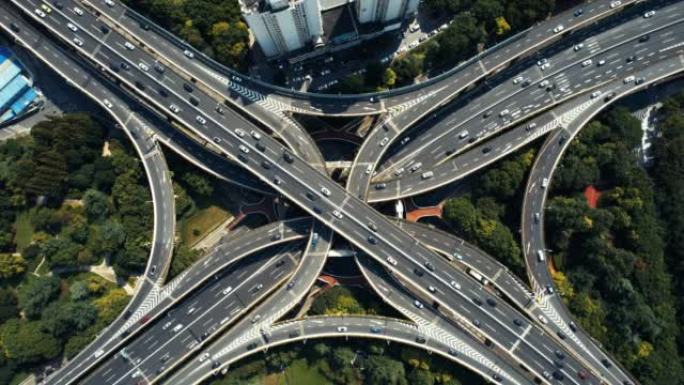 繁忙道路交叉口鸟瞰图