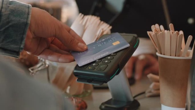 通过数字交易服务关闭使用信用卡非接触式支付在咖啡馆消费的客户付款