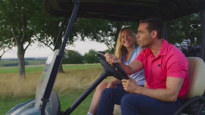 一对夫妇驾驶越野车一起打高尔夫球的特写镜头