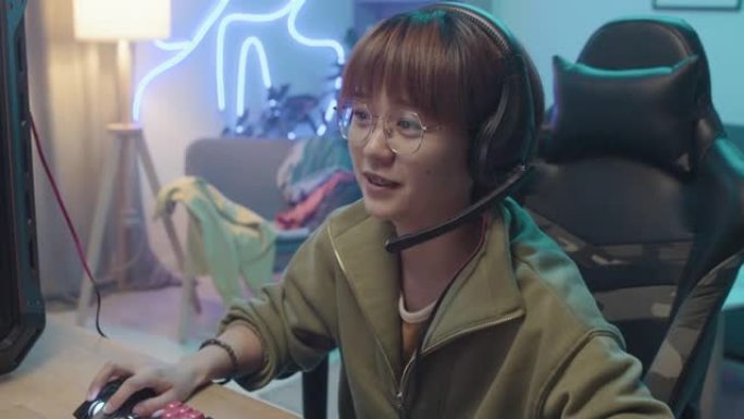 中国女玩家玩电子游戏和聊天