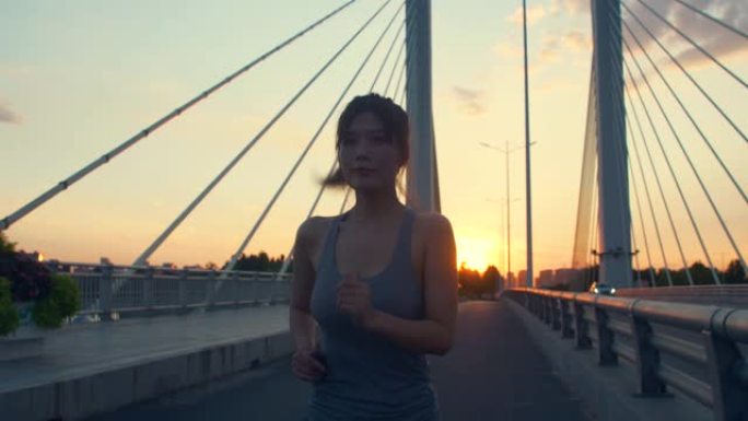 早上在桥上慢跑的年轻女性