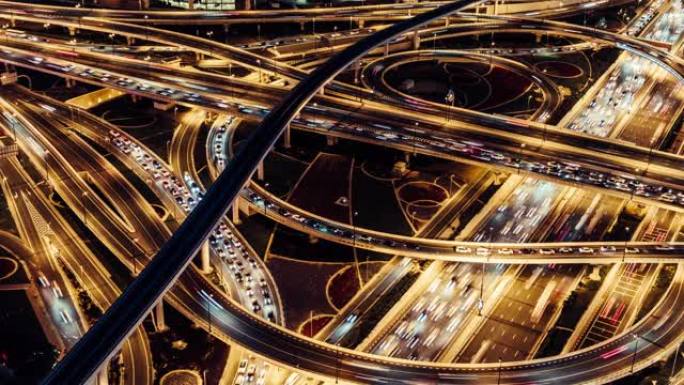 阿联酋迪拜夜间立交桥和城市交通的T/L鸟瞰图