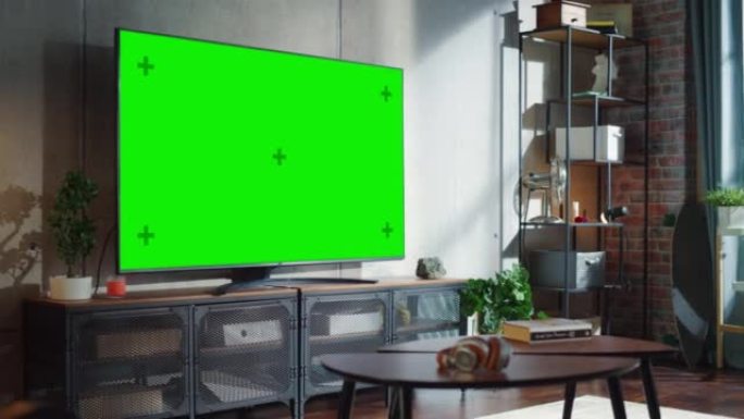 现代客厅绿屏电视。白天显示器上有色度键占位符的家庭侧视图。缩小相机拍摄