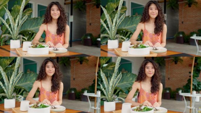健康女人在家吃纯素食午餐的肖像。