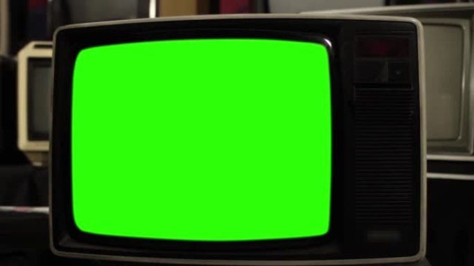 在许多老式电视中，旧电视打开色度键绿色屏幕。特写。