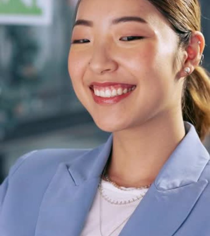 企业微笑，成功和亚洲接待员对项目管理，工作愿景和对职业的承诺感到高兴。工作场所女秘书的行政、行政和垂