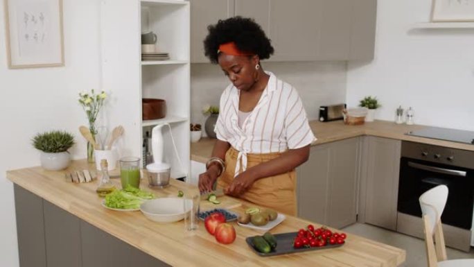 非裔美国妇女在家做饭