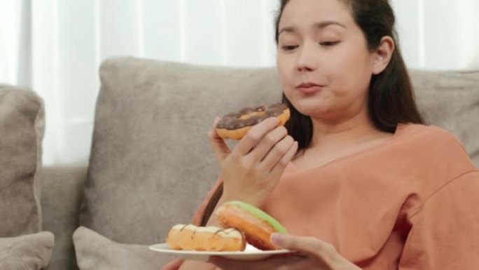 怀孕期间吃太多糖会伤害孩子的大脑功能。快乐的孕妈妈喜欢在家吃饭。