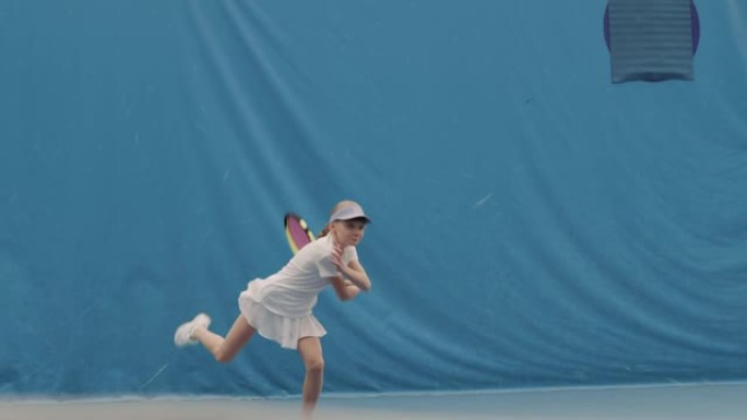 年轻女孩投掷和击球网球