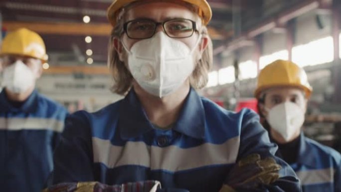 工厂工头与戴着呼吸面罩的工人的特写