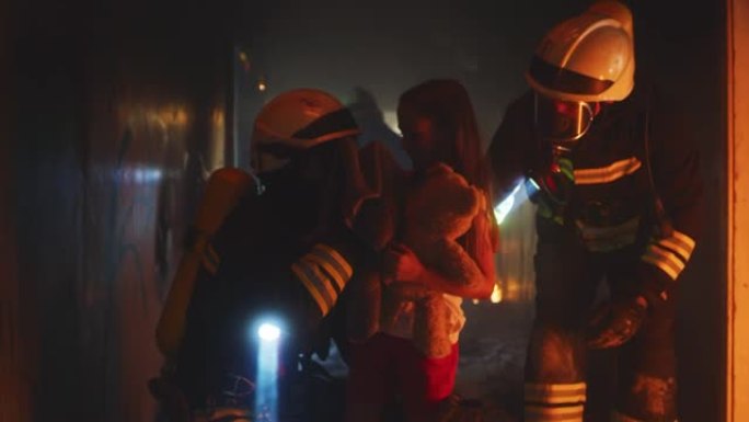 消防员在燃烧的建筑物中拯救女孩