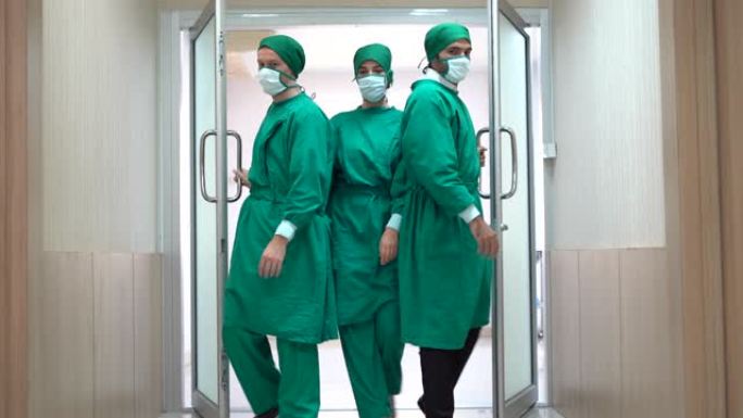 医疗队在手术完成后走出手术室。