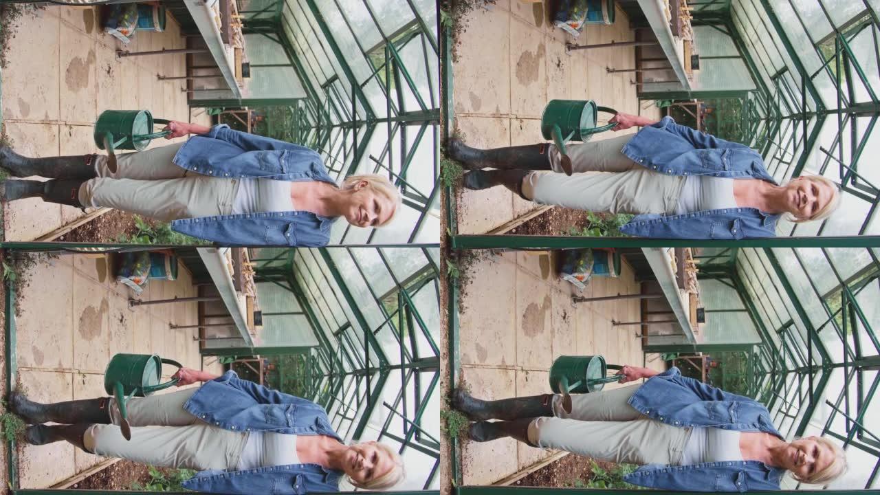 家庭温室中成熟女性园艺肖像的垂直视频-慢动作拍摄