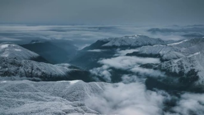 整夜下雪，山成水墨画