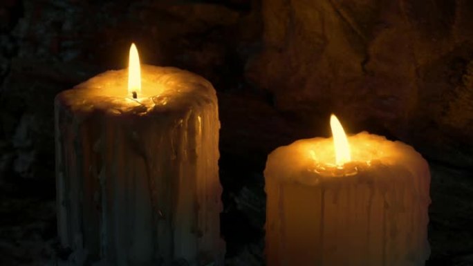 中世纪的蜡烛在黑暗中燃烧