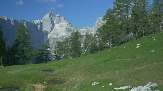 空中: 徒步旅行者坐在岩石上看着山脉