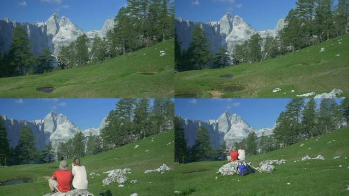 空中: 徒步旅行者坐在岩石上看着山脉