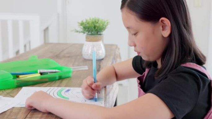 艺术，教育和绘画，学生女孩在家里的桌子上做作业或发挥创造力。与一名女学生在她的房子里的图画书上学习，
