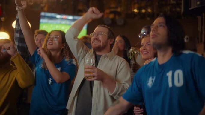 一群朋友在体育酒吧观看电视直播足球比赛。激动的球迷用彩绘的脸欢呼。年轻人庆祝球队进球并赢得世界杯足球