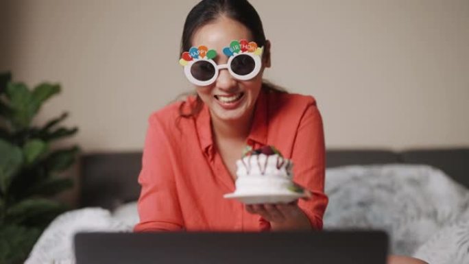 亚洲妇女与她的朋友在视频通话中生日快乐