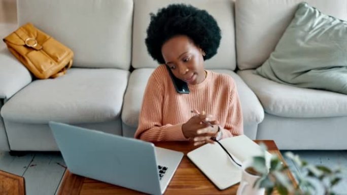 自由职业者，在笔记本电脑上解释和谈论错误，故障或互联网问题时，对电话感到压力和沮丧。不快乐的黑人女远