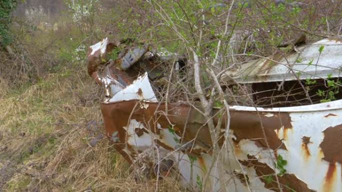 特写: 破旧的老式汽车残骸在乡下恶化。
