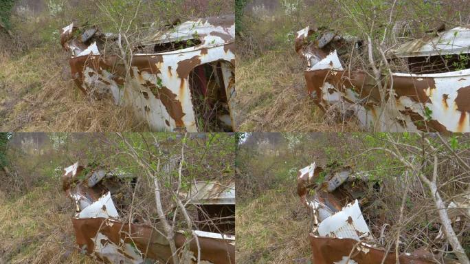 特写: 破旧的老式汽车残骸在乡下恶化。