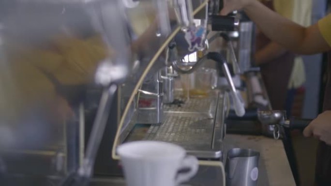 咖啡师使用浓缩咖啡机，慢动作