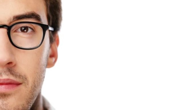 4k视频镜头，一个戴着眼镜的年轻人在白色工作室背景下
